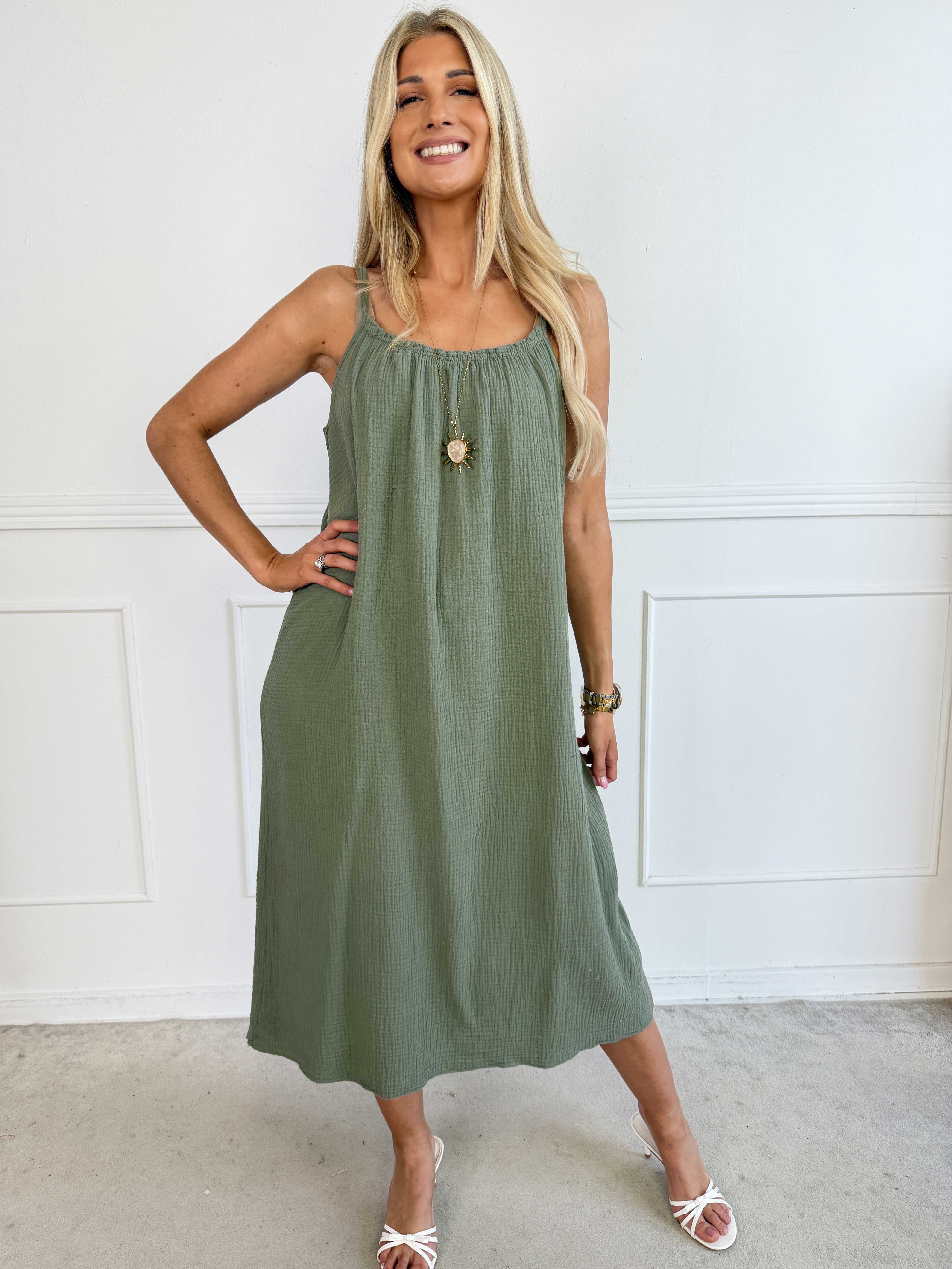 Kamma – Plus size klänning med axelband i mjuk bomullsmuslin